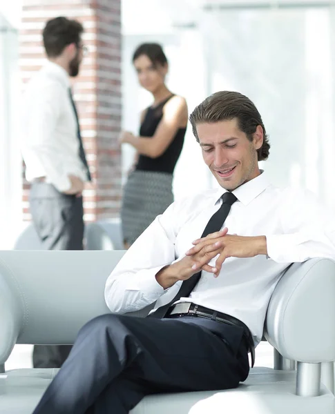 Sonriente hombre de negocios sentado en la silla de oficina — Foto de Stock