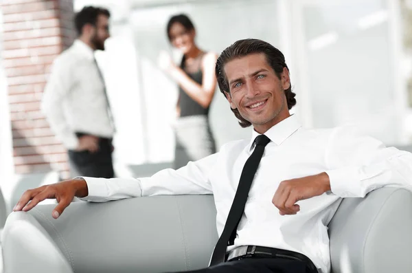 Retrato de empresario pensativo sobre fondo borroso . —  Fotos de Stock