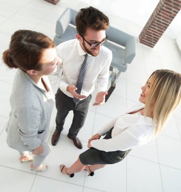 İş ekibi ofiste tartışıyor..