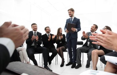 İş ekibi koçu alkışlıyor.