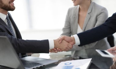 İş ortaklarının güvenilir tokalaşması