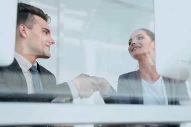 Camın arkasından. karşılıklı iş ortakları