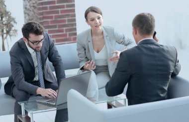 kadın avukat müvekkilinin tavsiye eder.