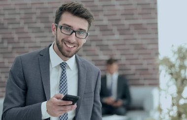 işadamı ile arka plan bulanık Office smartphone
