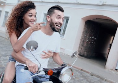 Mutlu çift retro motosiklet sürme tam uzunlukta yan görünüm