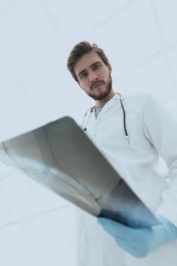 closeup.The doktor radyolog x-ışını ile