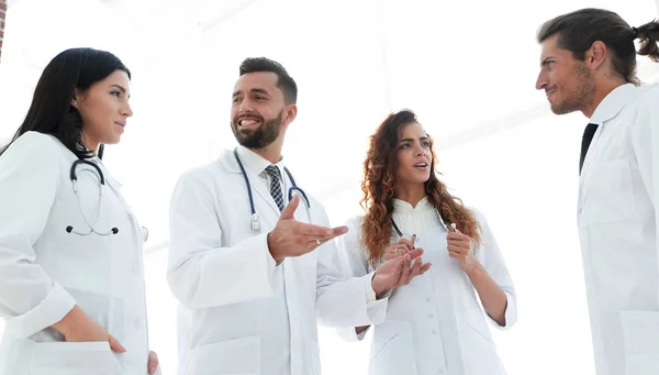 Gruppo di medici che discutono in ospedale . — Foto Stock