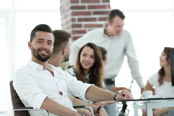 Zakenman en zijn creatieve team werken — Stockfoto