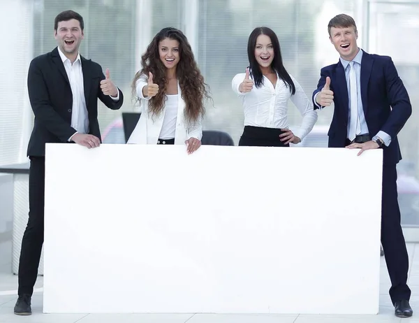 Бизнес-команда, держащая в руках белое знамя — стоковое фото