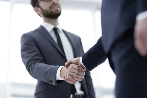 Dos hombres de negocios estrechando las manos — Foto de Stock
