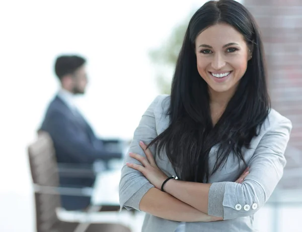 Succès jeune femme d'affaires sur le fond de bureau — Photo