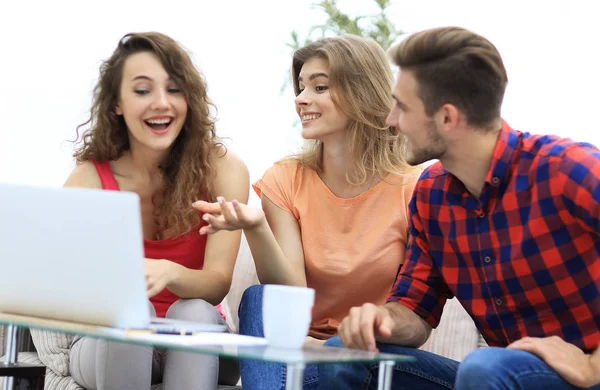 Group of students to discuss the problem sitting on the couch. — Stock Photo, Image