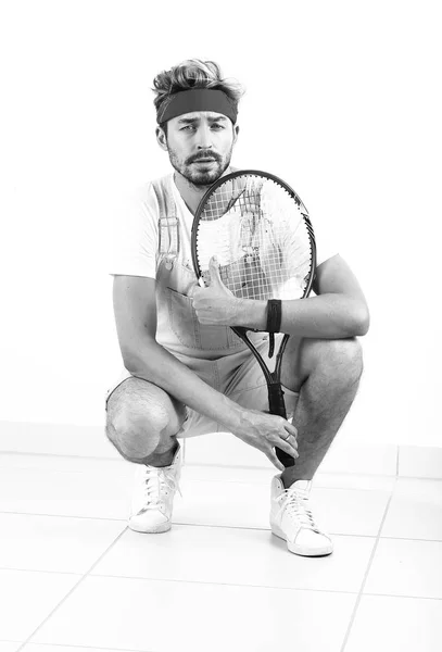 Un tennista sta giocando su uno sfondo bianco . — Foto Stock