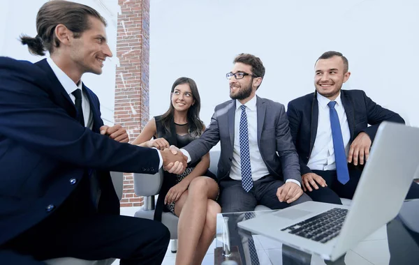 Handshake Manager e il cliente ad una riunione nella hall dell'ufficio. — Foto Stock