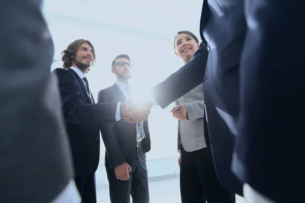 Laatste handdruk van zakelijke partners — Stockfoto