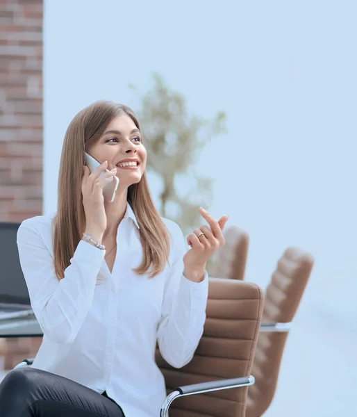 Mulher de negócios falando no telefone móvel sentado no escritório — Fotografia de Stock