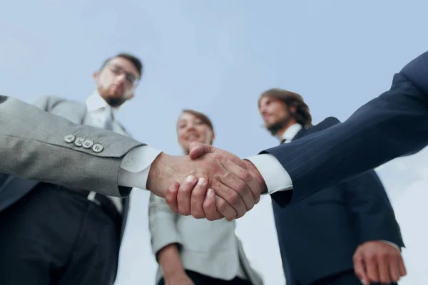 В foreground.handshake бизнес-партнеров — стоковое фото