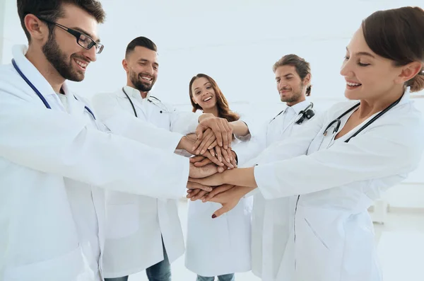 Grupo de estagiários médicos mostra sua unidade — Fotografia de Stock