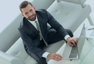 Ofiste dizüstü bilgisayar üzerinde çalışan işadamı Üstten Görünüm