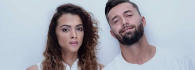 Genç bir çiftin portresi.