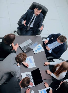 iş takım Office mali sorunları tartışıyor