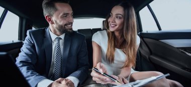 İşadamı kontrat imzalıyor.