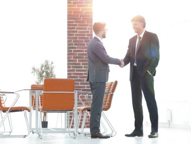 İki iş adamları el ofiste sallamak.