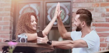 Genç bir çift bir kafe terasında oturup portresi