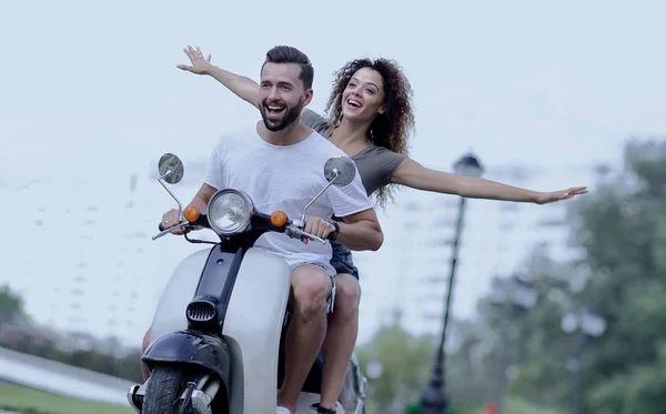 Pasangan bahagia mengemudi skuter bersemangat pada liburan musim panas — Stok Foto