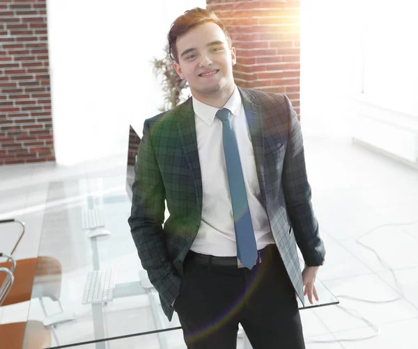 Retrato de un joven empleado en la oficina — Foto de Stock