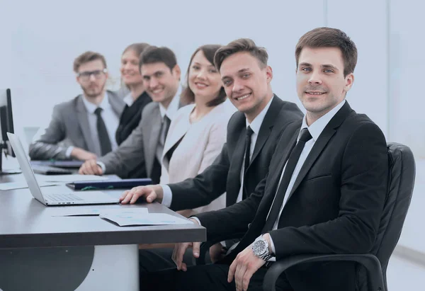 Project Manager i zespół profesjonalnych siedzi przy biurku — Zdjęcie stockowe