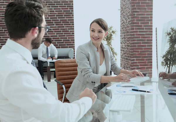 приветствие и рукопожатие деловых партнеров по сделке
