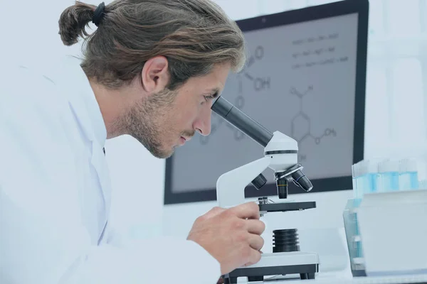 Tecnico di laboratorio senior che utilizza il microscopio in laboratorio — Foto Stock