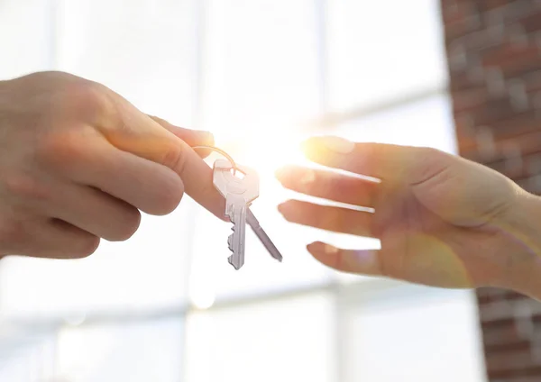 Imagem cortada do agente imobiliário dando chaves de casa para o homem no escritório — Fotografia de Stock