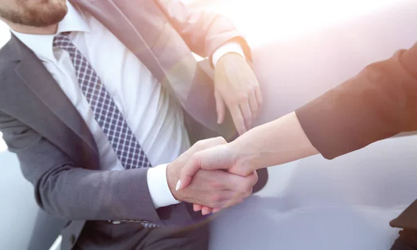 Geschäftlicher Handschlag, Glückwünsche oder Partnerschaftskonzept. — Stockfoto