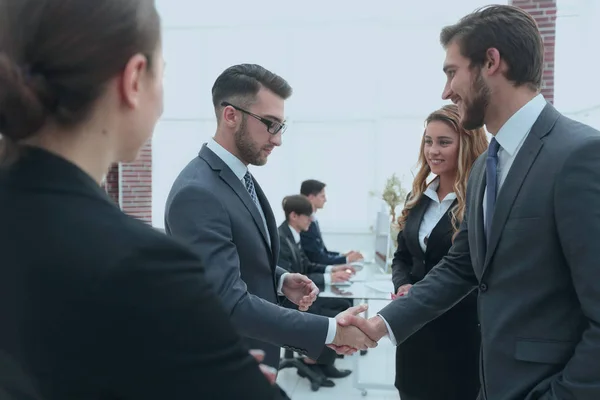 Handshake affärspartners i office — Stockfoto