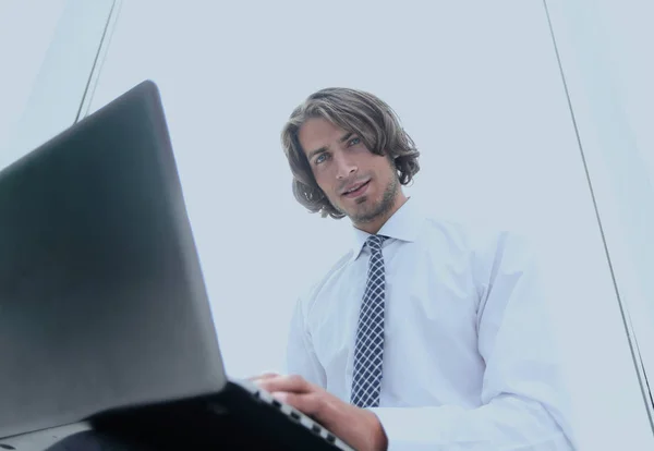 Primo piano. Un dipendente di successo che lavora con un computer portatile — Foto Stock