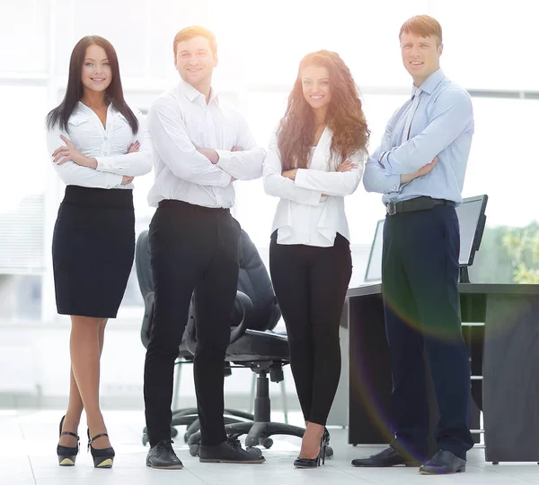 Equipe de negócios bem sucedida que está perto do desktop — Fotografia de Stock