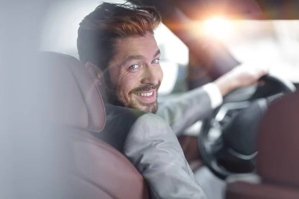 Uomo di successo seduto al volante di una prestigiosa auto — Foto Stock