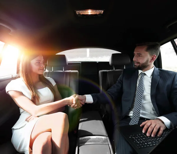 Beautiful couple using laptop computer in car — Stock Photo, Image