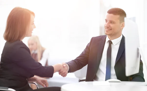 Close-up de um negócio handshake mulheres parceiro de negócio. o conceito de negócio . — Fotografia de Stock