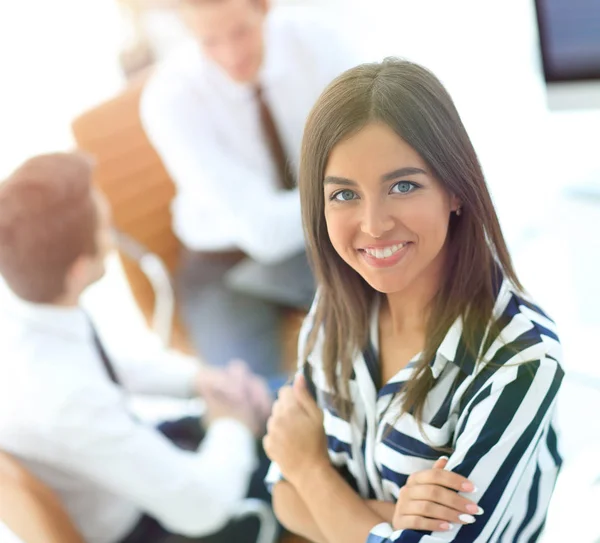 Jovem empresária sentada à mesa no escritório — Fotografia de Stock