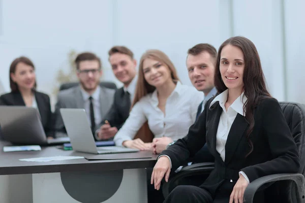 Mulher de negócios e equipe de negócios — Fotografia de Stock