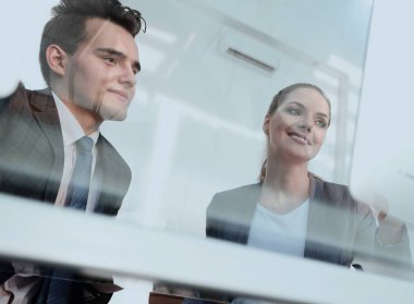 bilgisayar ekranına bakarak iş concept.colleagues