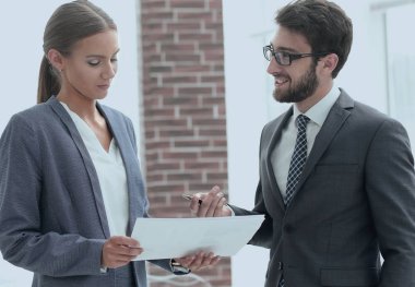 iş sorunlarını tartışmak için şirketin çalışanları