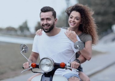 Mutlu çift scooter yaz tatil tatile heyecanlı sürüş
