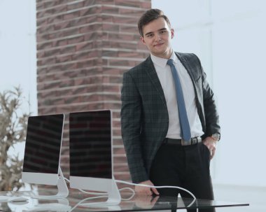 işadamı yeni ofisinde