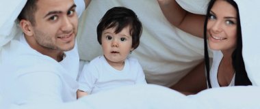 battaniyenin altına yatakta çocuklu aileler