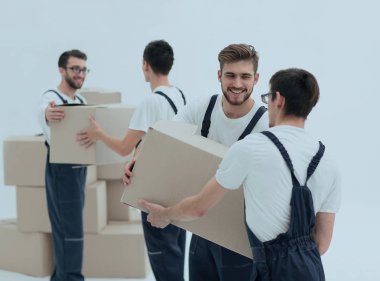 Kutu üzerinde beyaz backgro izole gülümseyen tutan Nakliyeciler portresi