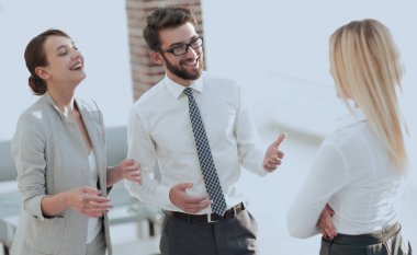 Ofiste konuşmak Yöneticisi ve iş takım.